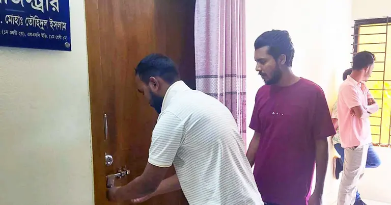 রেজিস্ট্রারের কক্ষে তালা